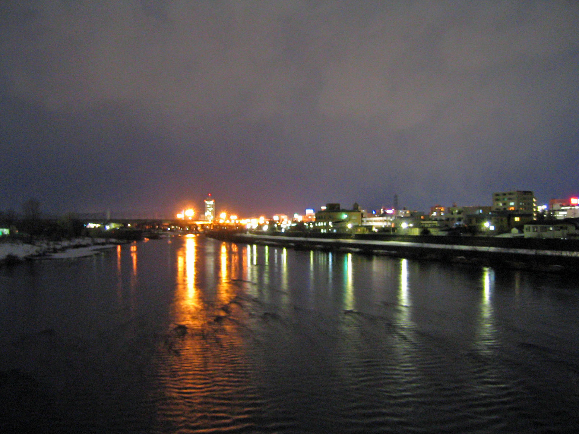 川に映る夜灯り